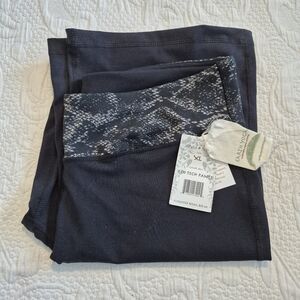 Earth Yoga XL reversible black 1 side, accent top black on the other side NEW